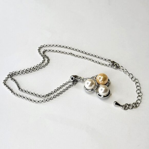 Three Pearl Pendant Necklace - Picture 4 of 10